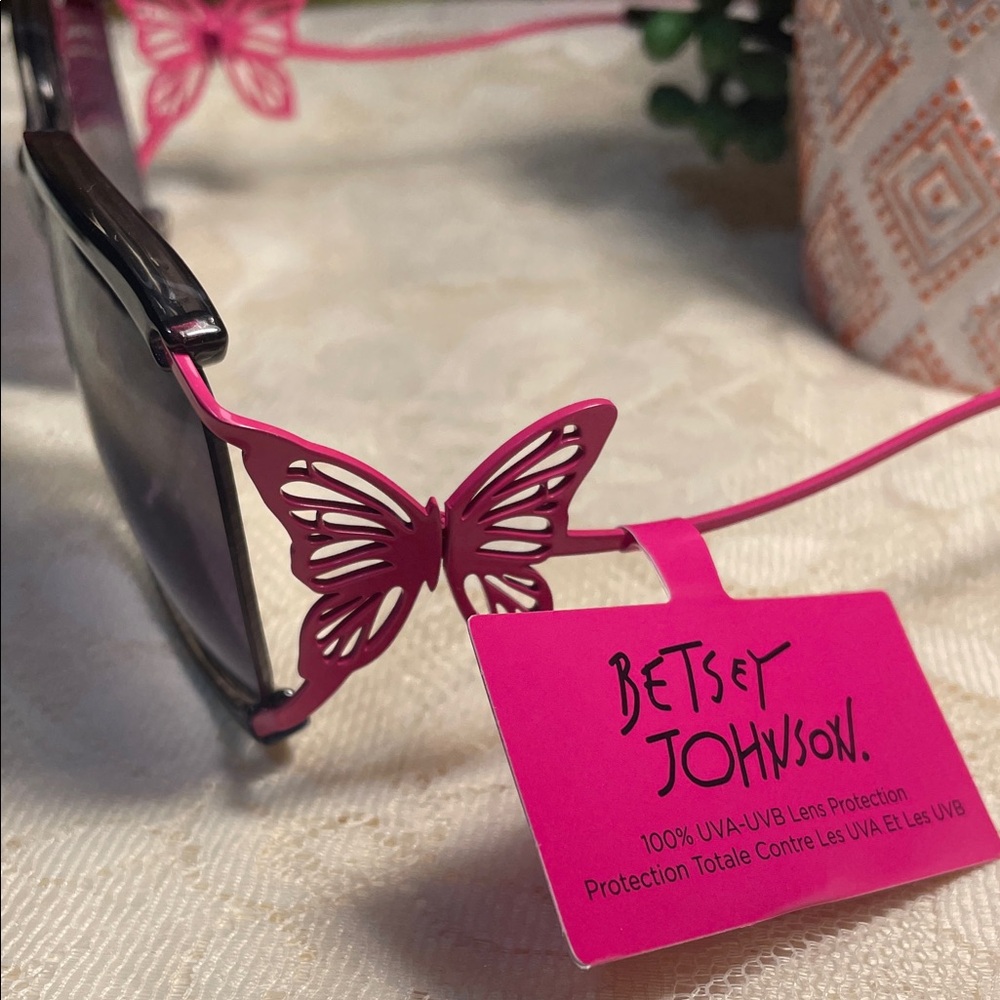🦋🦋🦋BOGOHO🦋🦋🦋Chic Black and Pink Betsy Johnson Butterfly Sunglasses - Picture 2 of 7